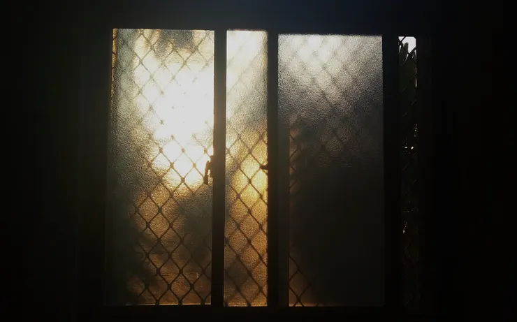 清晨，升起的太陽照射在漆黑的房間內。