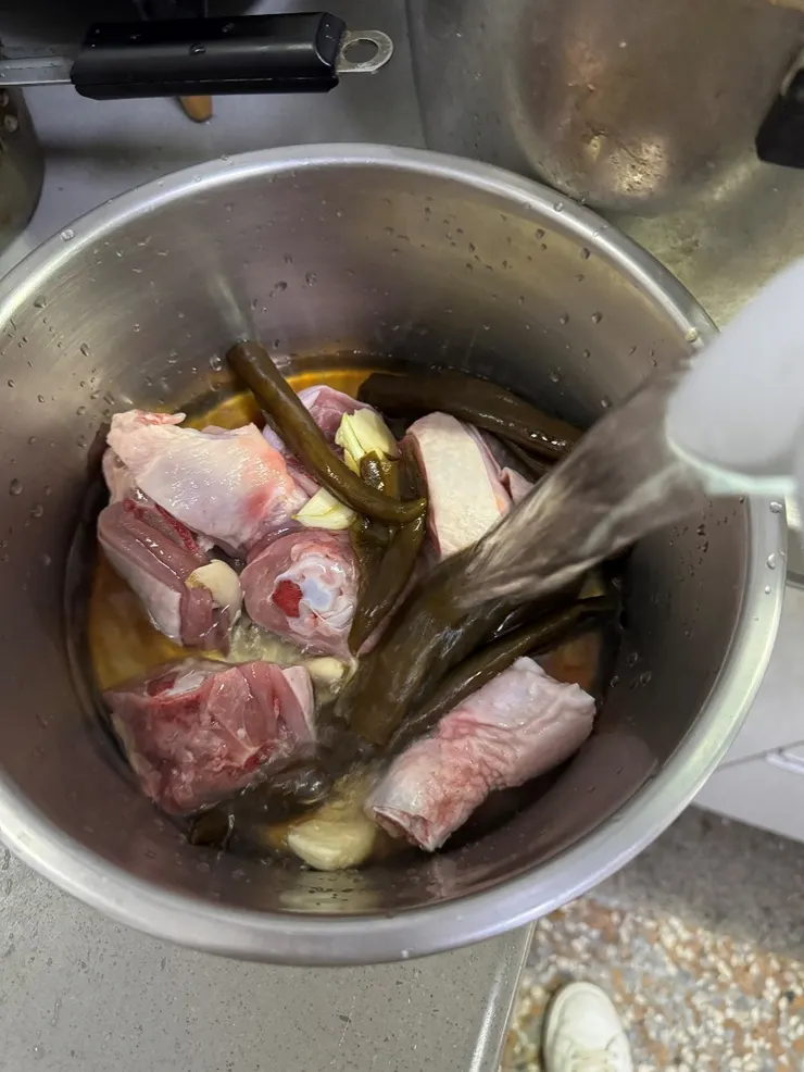 剝皮辣椒推薦｜用誠泰醬油煮出超簡單剝皮辣椒雞湯做法，懶人料理食譜分享！