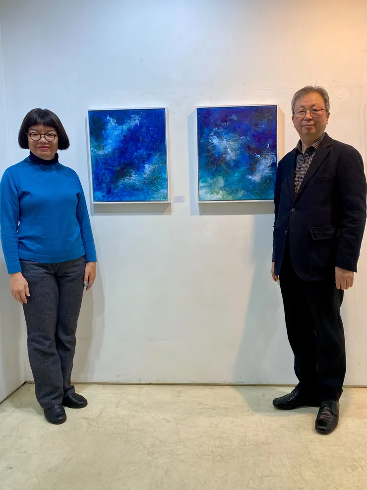 韓國關東大學李奎泰教授（右）特別從江陵來首爾參加開幕，與藝術家江心靜（左）重逢。