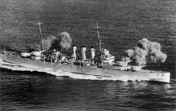 德文郡號正在發射8吋主砲