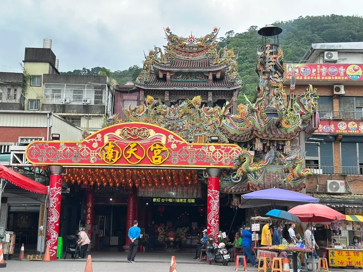 位於漁港路的南天宮，總是香火鼎盛