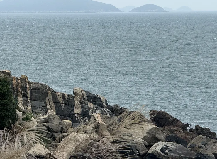 秋桂山的岩體是花崗岩，後來受到玄武岩隨著花崗岩的節理入侵，形成了兩種岩石交錯的特殊結構