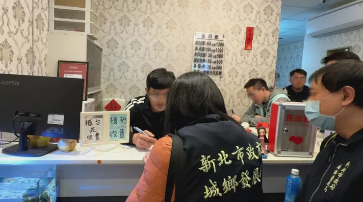 藏身於住宅區之違法色情行業。圖／新北城鄉局