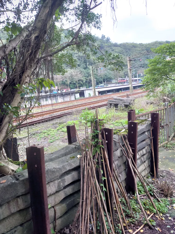 看到鐵軌回到人間