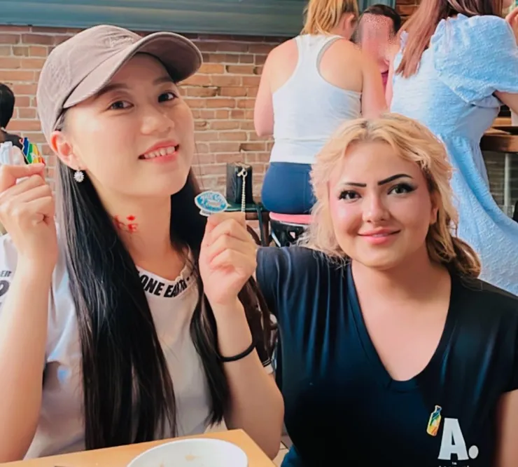 從可愛的服務生那裏獲得可愛的別針~