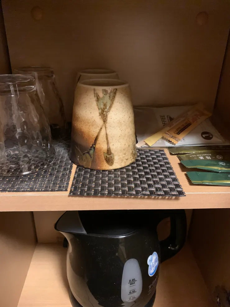 茶包是提供煎茶粉、跟UCC濾掛式咖啡，不過飯店每天早上在lobby也會提供現煮咖啡唷，不過好像有限量，因為我有一天想去倒，但沒有了