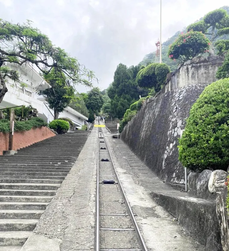 ▲地軌式覽車道（麗嵐攝）。