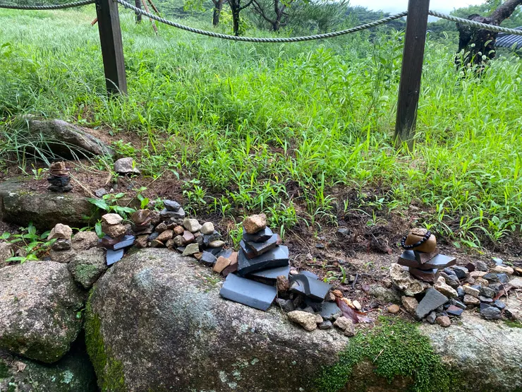 寺廟旁韓國人的堆石頭許願