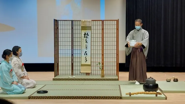 2022年南故宮舉辦的「日本茶道茶會講座——掬水月在手」，當時還在疫情期間，示範者皆配戴口罩