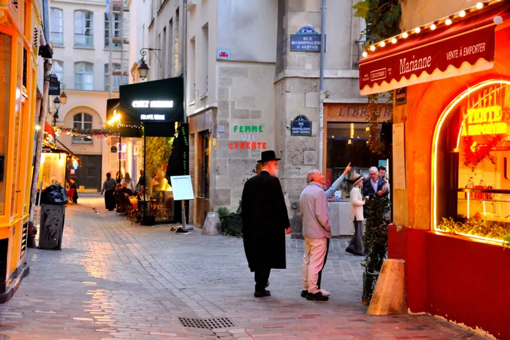 【瑪黑區不時可見猶太人與彩虹旗！自中世紀起，此區即為巴黎猶太社群重要聚集之地，有許多猶太麵包店、熟食店與猶太教堂。】