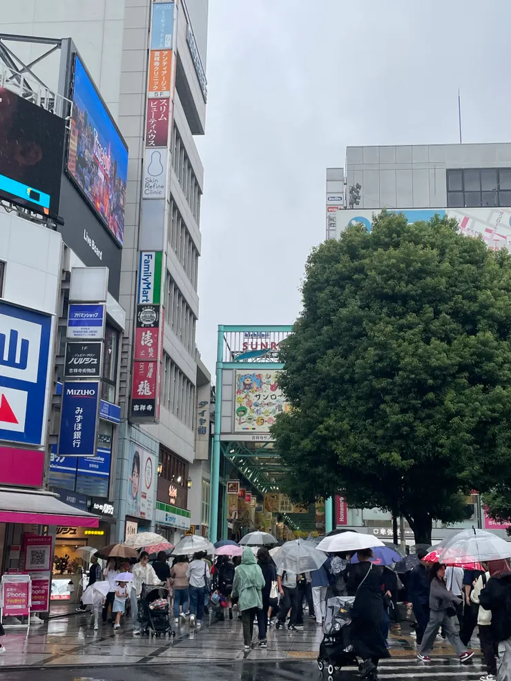 甫出吉祥寺站，人好多！