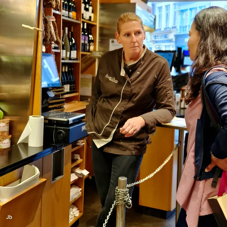 【老城區建築典雅商號應有盡有，侄女品味高帶訪店家俱為上選！乳酪專賣店Philippe olivier cheese，怡青和店員對話。】