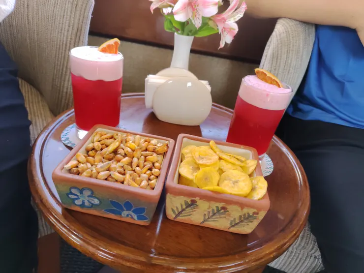 看表演的小點和飲料