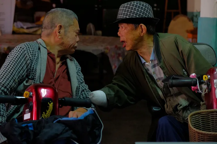 2018 年，再添阿伯（左）與文章阿伯（右），攝於樂生院。／影像提供：黃曦