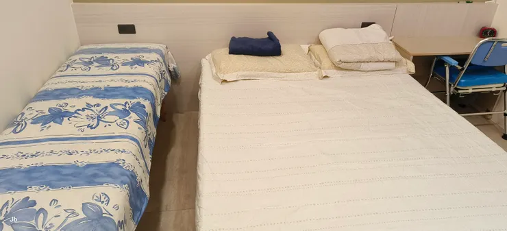 準備迎接老媽歸來的一樓孝親房，左為新購的復健按摩床，平時給看護睡，空間有限，只能買這麼大的，委曲阿惠了！右上角為便盆椅。