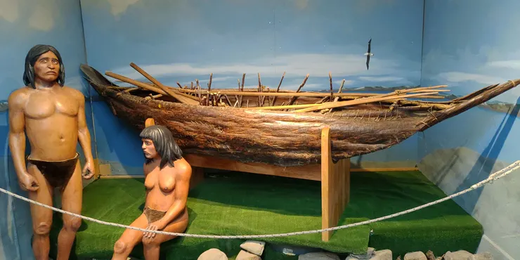 地火島原住民示意圖，現在他們多住在智利邊區，習性也早就現代化