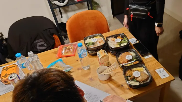 製片還有個看似簡單卻相當專業的技能：需要訂到多種口味、好吃又不能太貴的便當