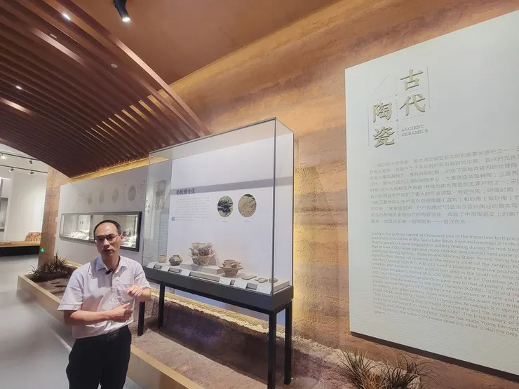 在「宜興陶瓷博物館」副館長褚迎軍的精彩導覽下，參觀了宜興陶瓷博物館收藏自新石器時代至當代的萬餘件收藏品。（攝影／水靜葳環遊世界366天）