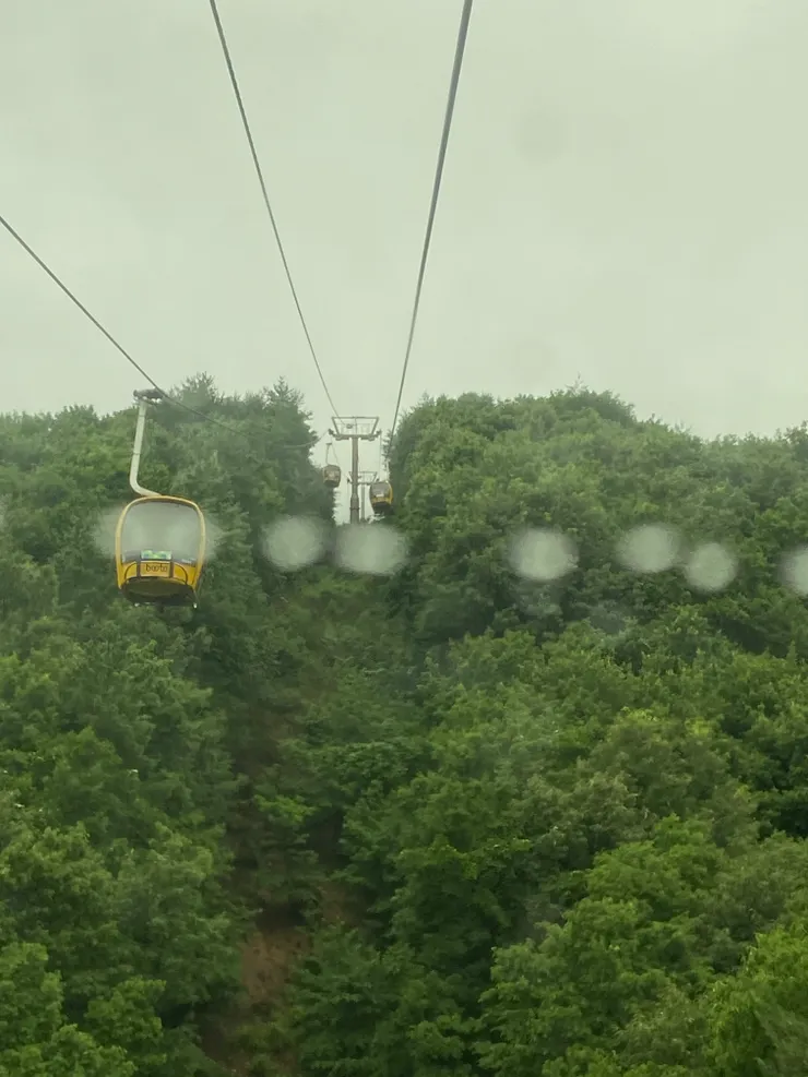 大雨裡的纜車