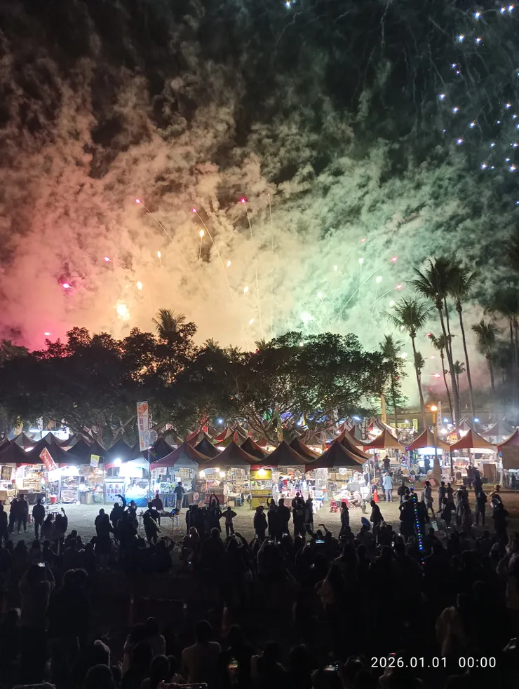 花火燈光下是攤商