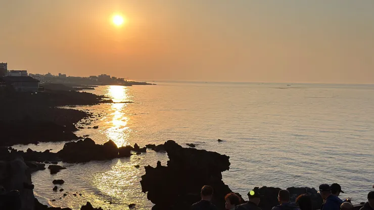 龍頭巖萬頭鑽動看夕陽