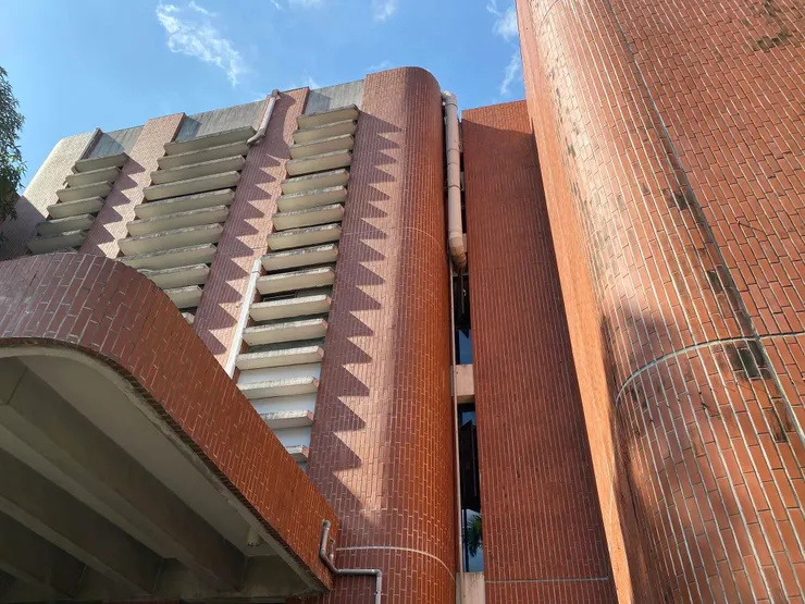 建築使用了大量的曲線與弧線，以柔和的圓弧代替尖銳的稜線。