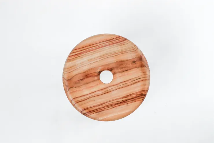 樟木椅面呈現的紋路與帶著台灣最棒的文化氣息