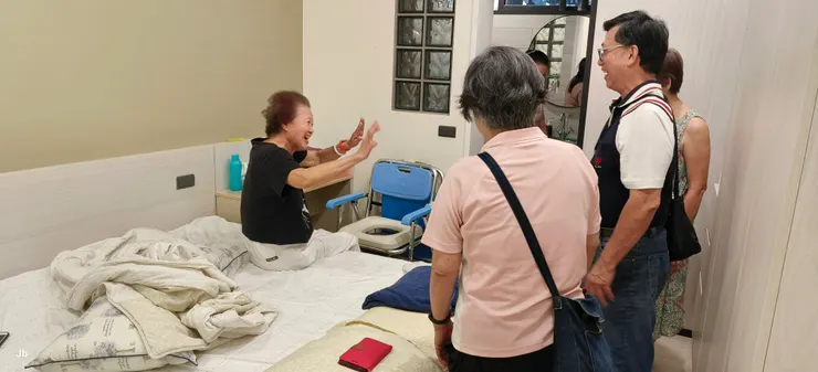 妻的二哥、二嫂在老媽出院第 3天即來探視。