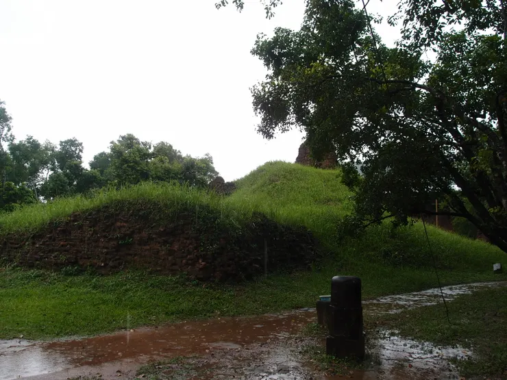 雖然看不出來，不過說明為轟炸留出的炸彈坑