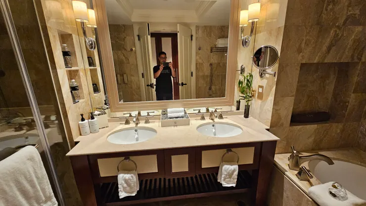 澳門康萊德酒店的洗手間是雙洗手台!這也很讚!