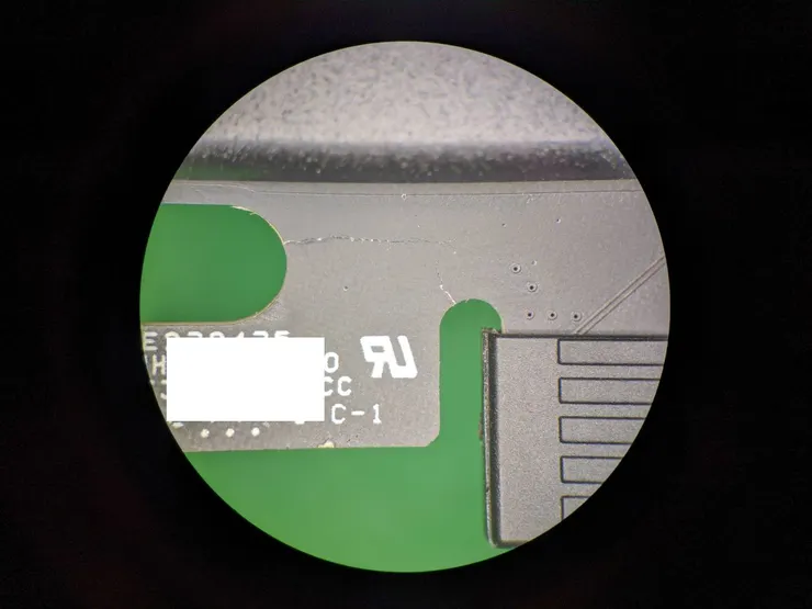 受損處隱約看的到斷裂痕跡。