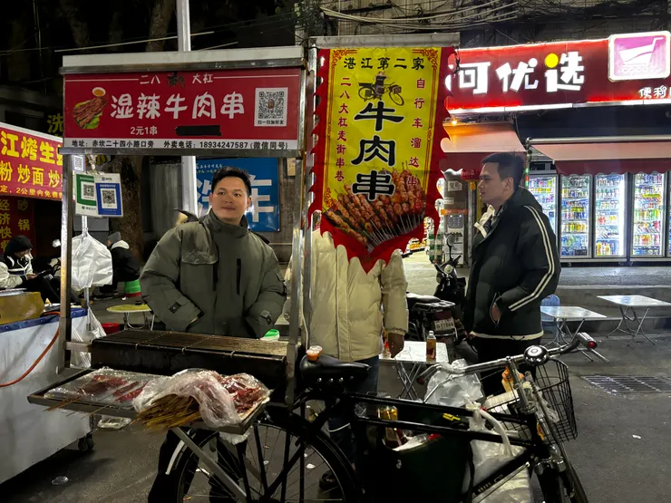 金剛濕辣牛肉的小攤販，由一台自行車改裝