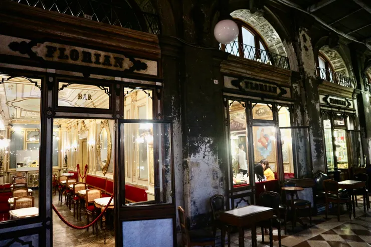 位於聖馬可廣場旁的弗羅里安咖啡，外觀雖老舊，內裝卻超美