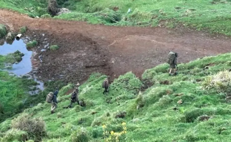 2024年10 月 3 日，Tom Phillips和他的三個孩子在Awamarino被拍到。Photo: Supplied / John McOviney