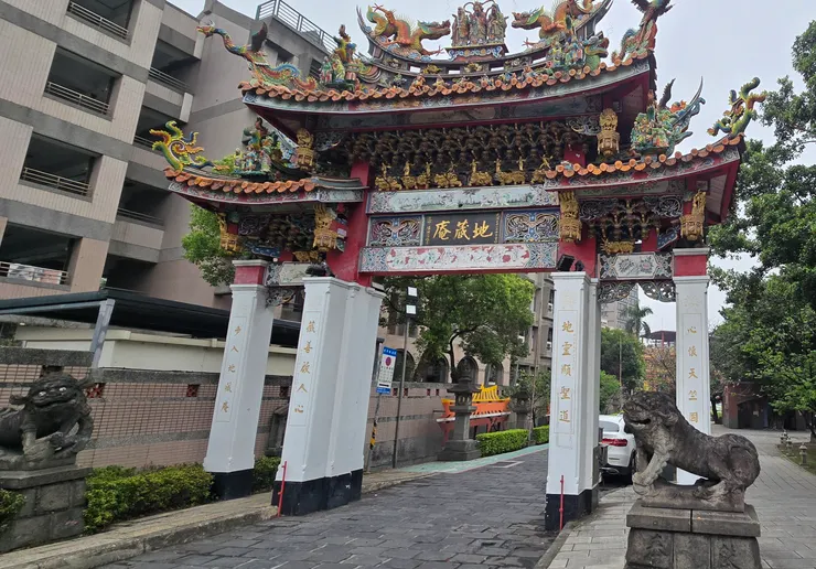 這對石獅（日本神道教中稱為「狛犬」）被移置到了附近的**新莊地藏庵（大眾廟）保存，並繼續安置在牌樓前擔任守護廟宇的角色。