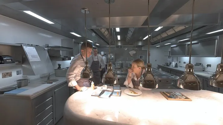 只有在記錄廚房與餐廳時，才顯得VR紀錄片與一般紀錄片不同。（圖片來源：https://www.xrmust.com/xrmagazine/targo-behind-the-dish/）