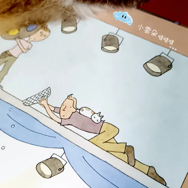 竟然爬到工作人員的背上睡覺了！