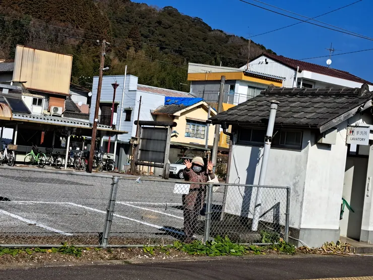 突然放下包包,在站外就跟著我們一起跳舞的可愛阿嬤,最後還跟我們揮手再見/攝影:NANA濕婦