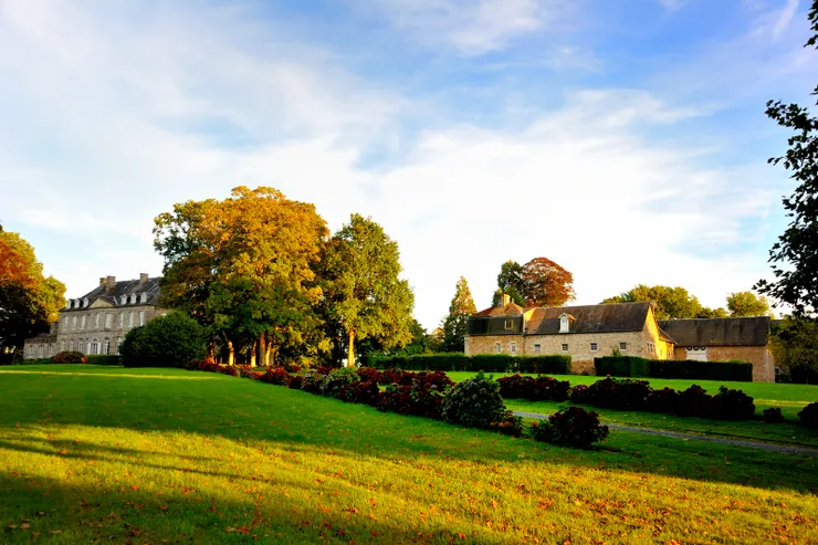 【左為城堡主棟，右為我們所居的管家別墅。】