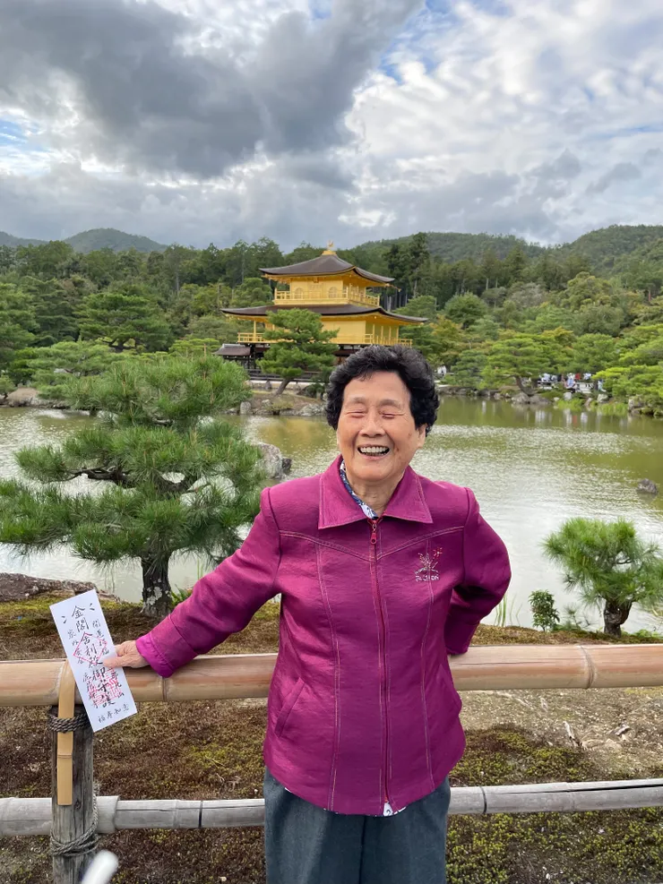 笑開懷的可愛阿嬤與金閣寺!