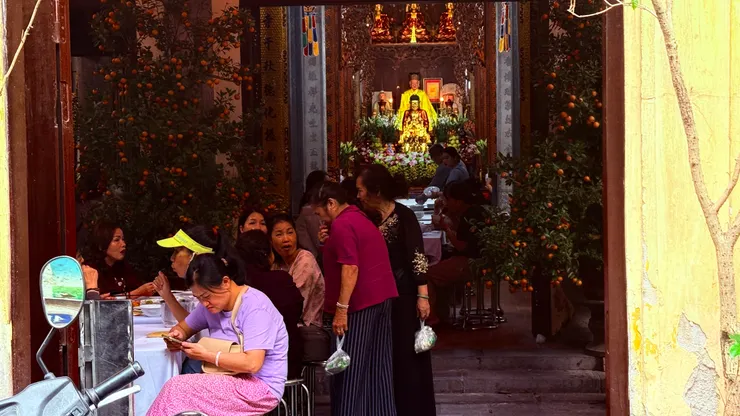 旁邊河粉店把桌子擺到寺廟裡去了