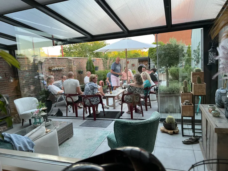 夏天就是要坐花園， 待在室內是浪費好天氣的行為