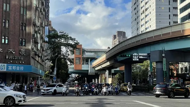 央行宣布9月暫停升息，利率「連二凍」。圖／5168實價登錄比價王