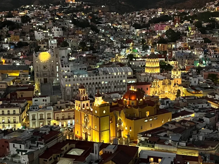 瓜納華托是座山城，因為是礦區，城裡有許多可通行汽車的地道，由山上可眺望城市的夜景，前方有塔樓的建築就是瓜納華托大教堂。Mirador Hacia El Pipila, Guanajuato, Mexico