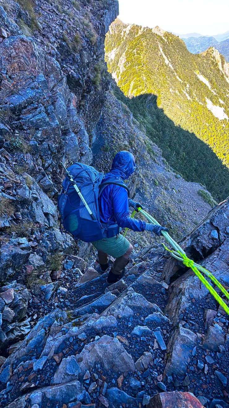 品田山第二個斷崖 就是傳說中下到一半必需要橫移到右邊