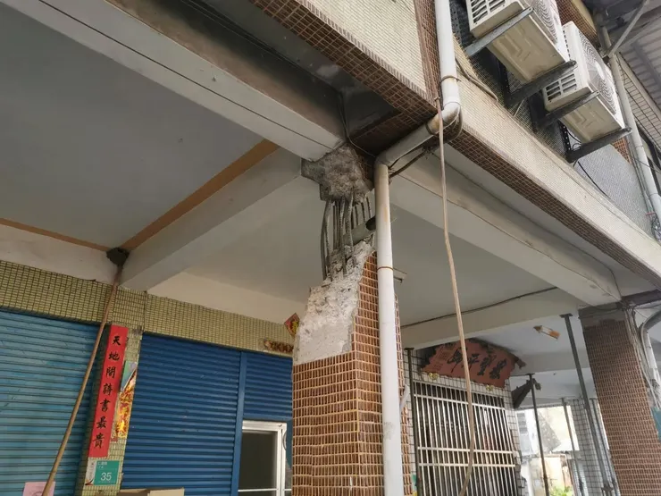 柱子鋼筋都暴露在外