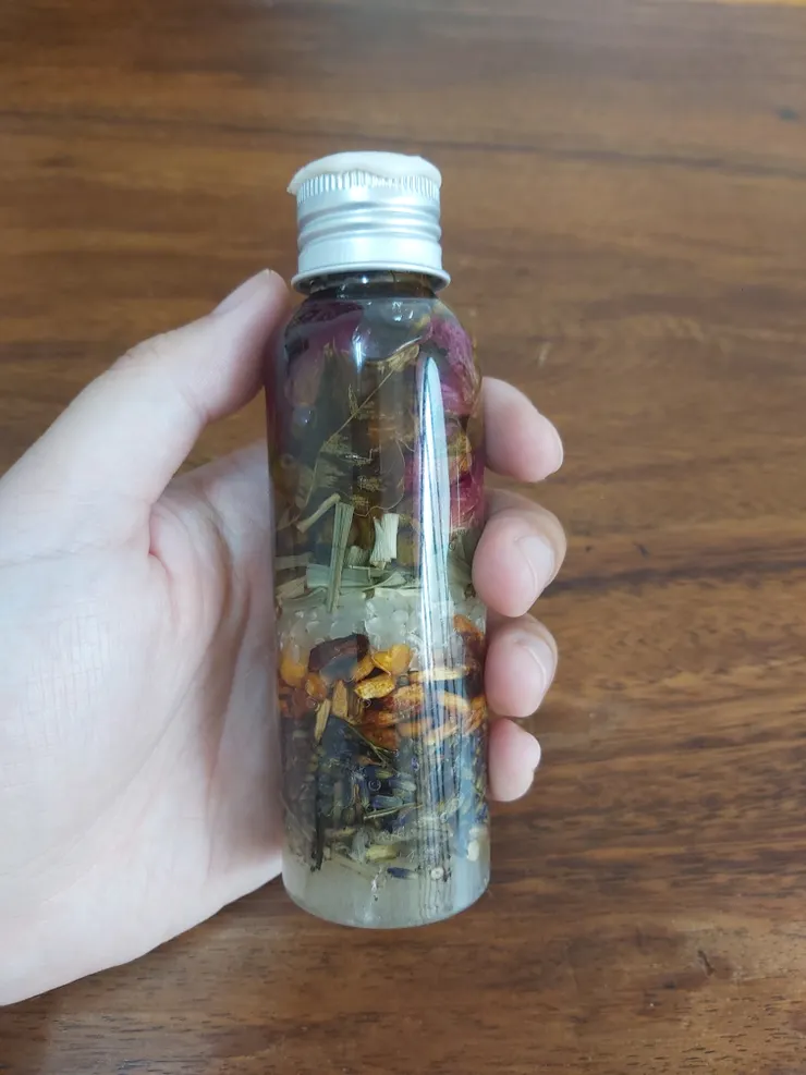 其中一名參與者做的魔法油