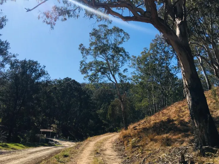 左邊是政府的路 右邊是我們的路