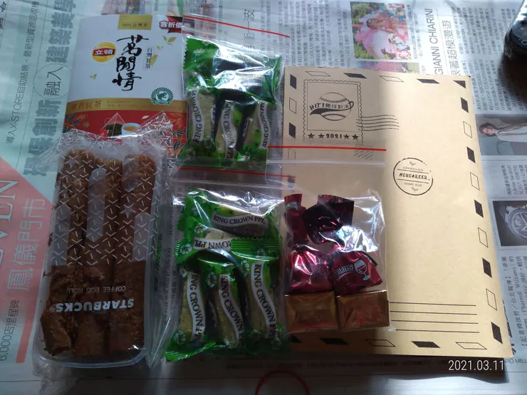 朋友分享喜愛的茶包、點心與筆記本，每樣禮物都非常實用，也能從細心的包裝感受到送禮者滿滿的心意！