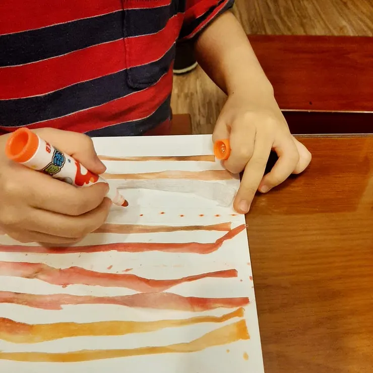 用彩色筆或水彩任意上色